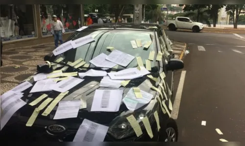 
							Empresária fica revoltada com multas e cola no carro dezenas de notificações de trânsito
						
						