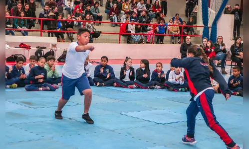 Estudantes aprendem capoeira, karatê e kung fu nas escolas municipais
