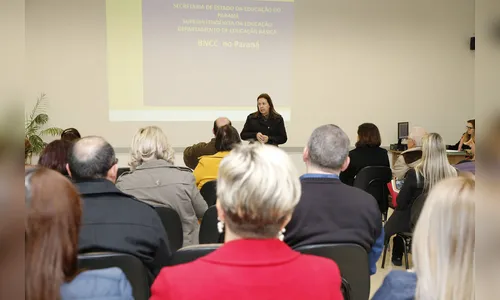Municípios paranaenses discutem proposta curricular unificada