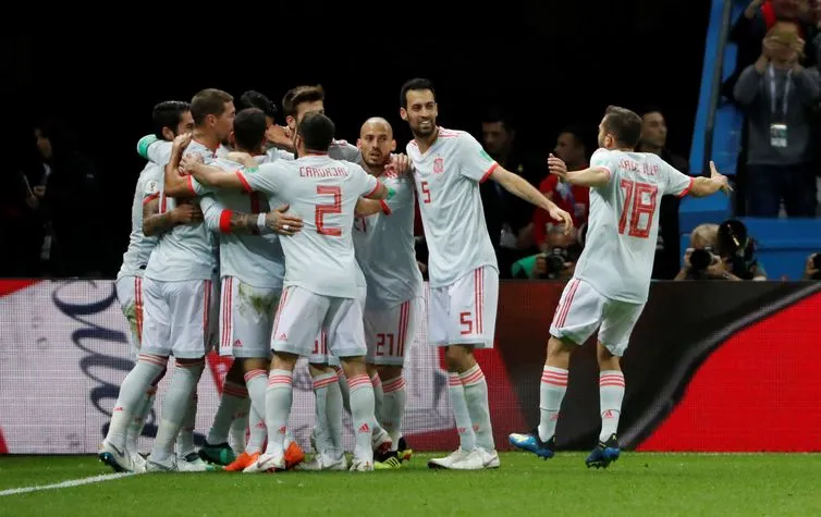 ol foi artigo raro na 7ª rodada da copa. Na foto, comemoração do gol da Espanha (Jorge Silva/Reuters/reprodução/AGÊNCIA BRASIL