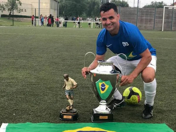 O atacante Marcos Tíbia, ex-jogador do Apucarana Atlético Clube, com o troféu do Sul-Americano de Futebol - Foto: Divulgação