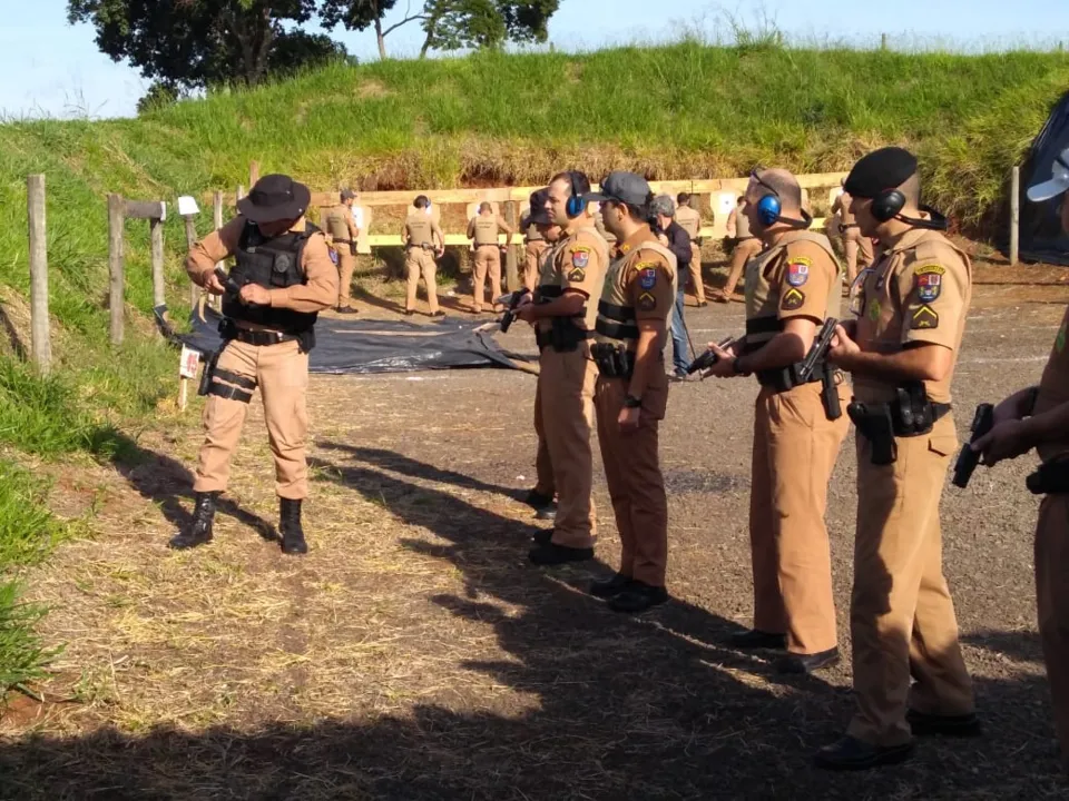 Policiais militares realizam treinamento de tiro e manuseio de armas em Apucarana - Foto: TNONLINE