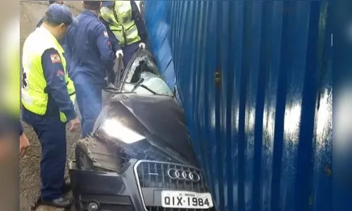 Grávida de 5 meses morre esmagada após contêiner cair de carreta e atingir seu carro