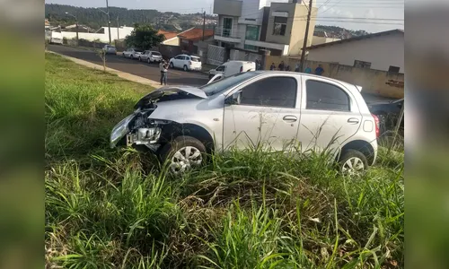 Carro e furgão batem em cruzamento no Jardim Flamingos
