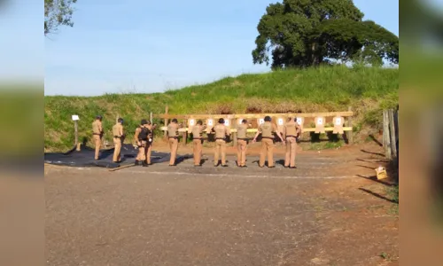 
							Policiais militares realizam treinamento de tiro e manuseio de armas em Apucarana
						
						
