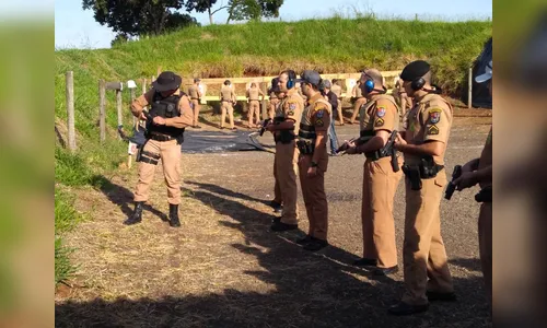 Policiais militares realizam treinamento de tiro e manuseio de armas em Apucarana