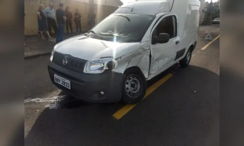 
							Carro e furgão batem em cruzamento no Jardim Flamingos
						
						