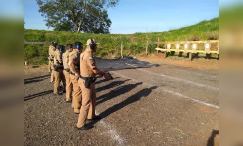 
							Policiais militares realizam treinamento de tiro e manuseio de armas em Apucarana
						
						