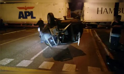 Carro capota após colidir com trem em Arapongas