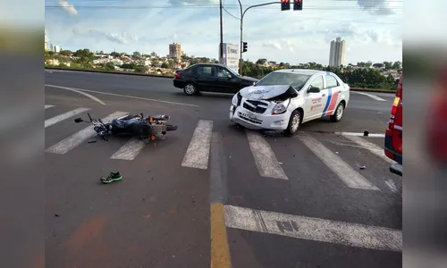 Acidente entre moto e carro da prefeitura deixa uma pessoa ferida em Apucarana