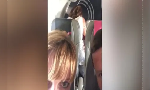 Marido e mulher flagram e filmam casal fazendo sexo dentro de avião durante voo comercial; veja vídeo