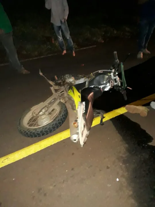 Colisão com vítima fatal envolveu um ônibus de transporte de estudantes e uma motocicleta - foto Reprodução whatsapp