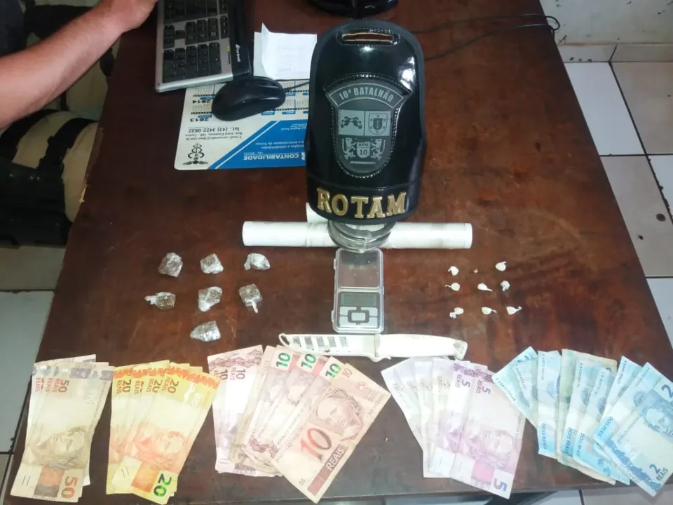 Drogas, dinheiro e balança de precisão apreendidos. Foto: PM/Divulgação