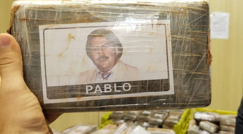 Os 730 tabletes de cocaína tinham adesivos com o rosto do traficante colombiano Pablo Escobar - Foto: PRF