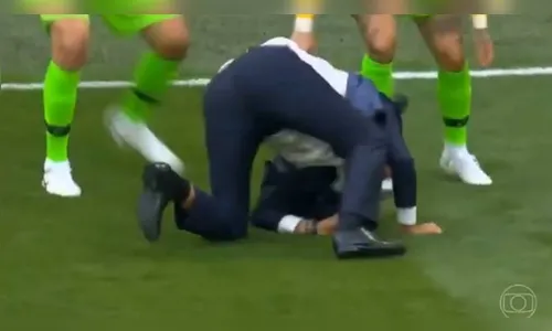 Tite cai comemorando gol do Brasil e vira meme na internet