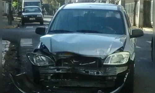 Acidente no centro de Apucarana provoca danos de grande monta