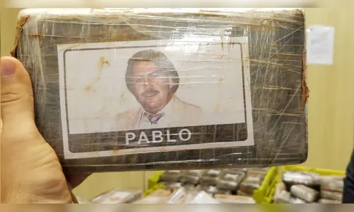 PRF apreende 800 kg de cocaína com adesivos estampando o rosto de Pablo Escobar