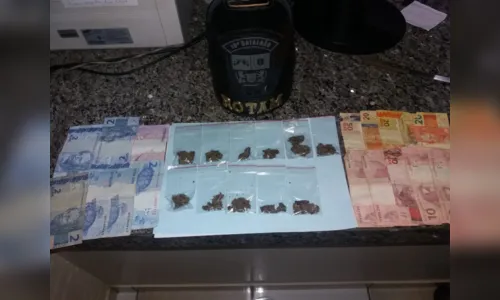 
							PM prende quatro pessoas por tráfico de drogas em Apucarana
						
						
