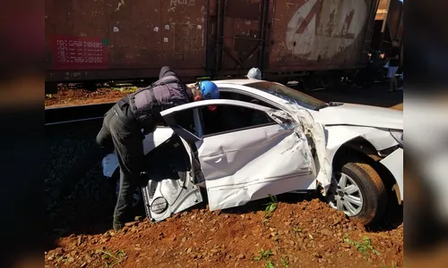 Motorista tenta desviar de acidente e tem carro atingido por trem em Apucarana