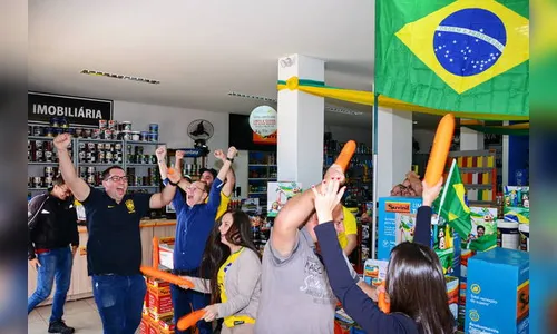 Apucaranenses se reúnem para assistir ao jogo do Brasil
