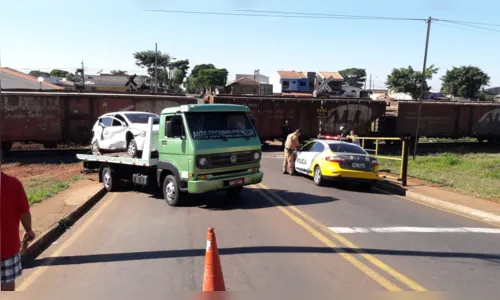 
							Motorista tenta desviar de acidente e tem carro atingido por trem em Apucarana
						
						