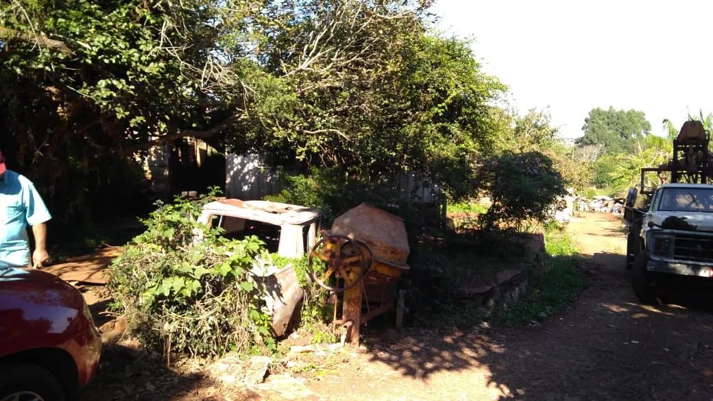 Chácara usada como ferro velho e com casa sobre nascente d'água é alvo de fiscalização - Foto: TNONLINE