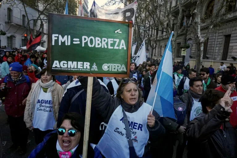Trabalhadores protestam em 14 de junho em Buenos Aires contra a política econômica do governo e o acordo entre Argentina e FMI - FOTO: AFP