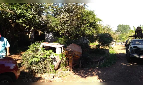Chácara usada como ferro velho e com casa sobre nascente d'água é alvo de fiscalização