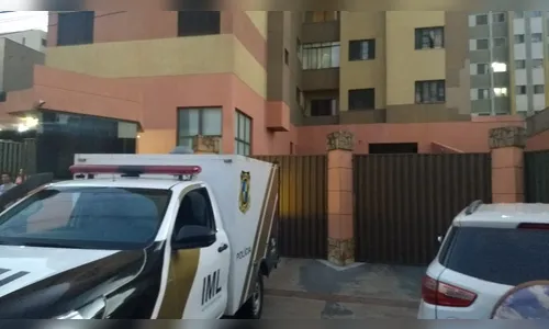 Mulher encontrada morta após brigar com marido foi esfaqueada antes de cair do 4º andar, diz polícia