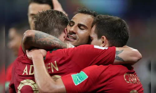 Espanha e Rússia e Uruguai e Portugal e  se enfrentam nas oitavas de final