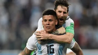 Rojo e Messi comemoram o segundo gol da Argentina contra Nigéria (Crédito: GABRIEL BOUYS / AFP)