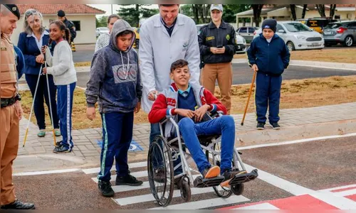 Alunos do Projeto Crescer assistem aula piloto da Escolinha de Trânsito