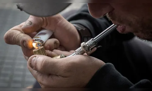 Usuário de crack e cocaína é preso em flagrante sob suspeita de estuprar a própria mãe