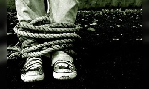 Cansados de impunidade, moradores amarram menor infrator em poste no Paraná