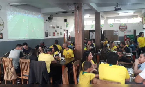 
							Apucaranenses lotam bares para assistir jogo entre Brasil e Sérvia
						
						