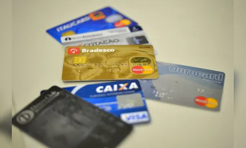 Juros do cheque especial e do cartão de crédito caem em maio
