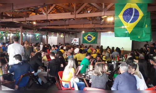 Apucaranenses lotam bares para assistir jogo entre Brasil e Sérvia