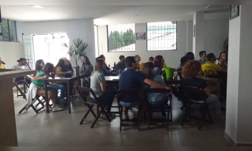 
							Apucaranenses lotam bares para assistir jogo entre Brasil e Sérvia
						
						