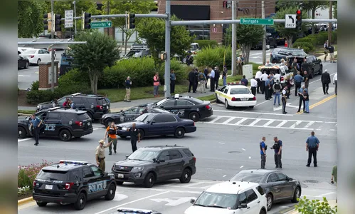 Atirador invade redação de jornal e mata 5 pessoas