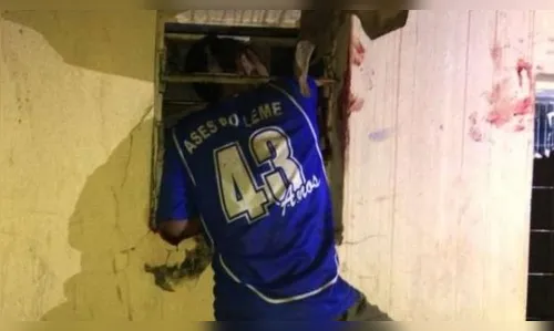 Bandido pede socorro após tentar arrombar escritório e ficar entalado na janela