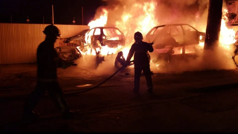 Dez veículos que estavam empilhados em frente ao estabelecimento comercial acabaram destruídos pelas chamas - Foto: Divulgação/GM