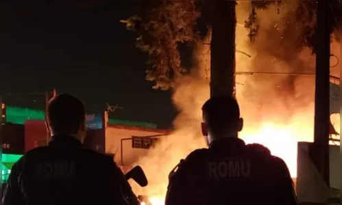 
							Incêndio em loja de autopeças destrói pelo menos 10 carros
						
						