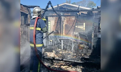 Incêndio em barraco nos fundos da Cocap mobiliza Bombeiros em Apucarana