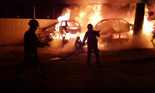 Incêndio em loja de autopeças destrói pelo menos 10 carros