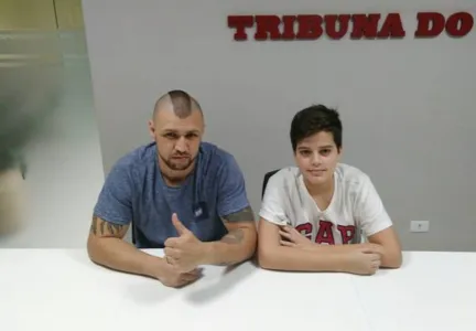 Flávio Magon na redação da Tribuna do Norte, com o filho Gustavo, luta neste sábado em Denver - Foto: TNonline