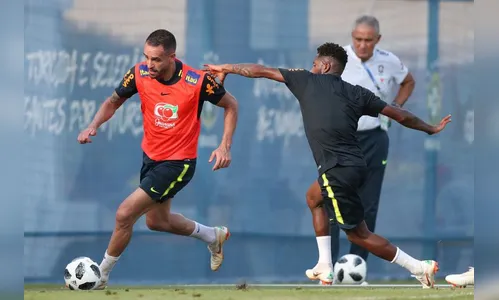 Seleção brasileira faz treino preparativo para o jogo com o México