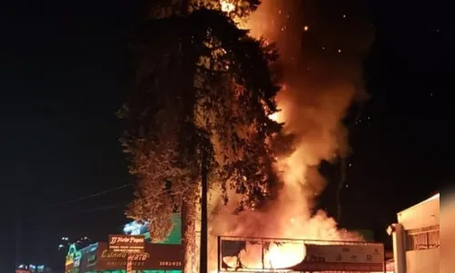 
							Incêndio em loja de autopeças destrói pelo menos 10 carros
						
						