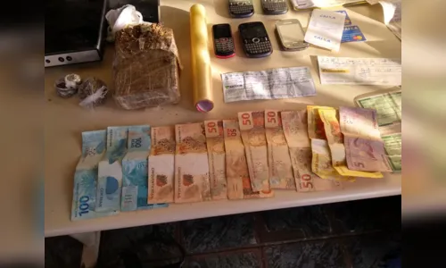 
							PM cumpre mandados judiciais e prende mulher com maconha e assaltante
						
						