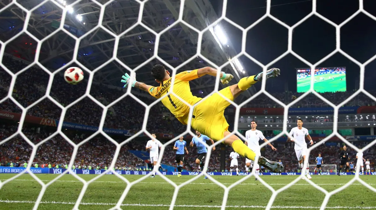 Edinson Cavani marca o segundo gol do Uruguai. - foto El pais