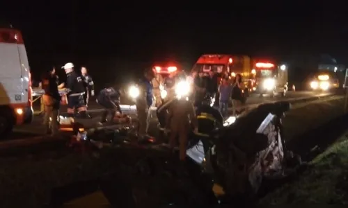 Acidente na BR-369 envolve carro e caminhão e deixa 4 pessoas feridas